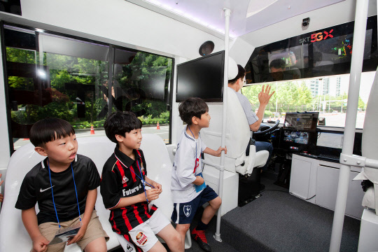 인근 지역 초등학생이 SKT 5G 자율주행 버스를 체험하고 있다.  SK텔레콤 제공